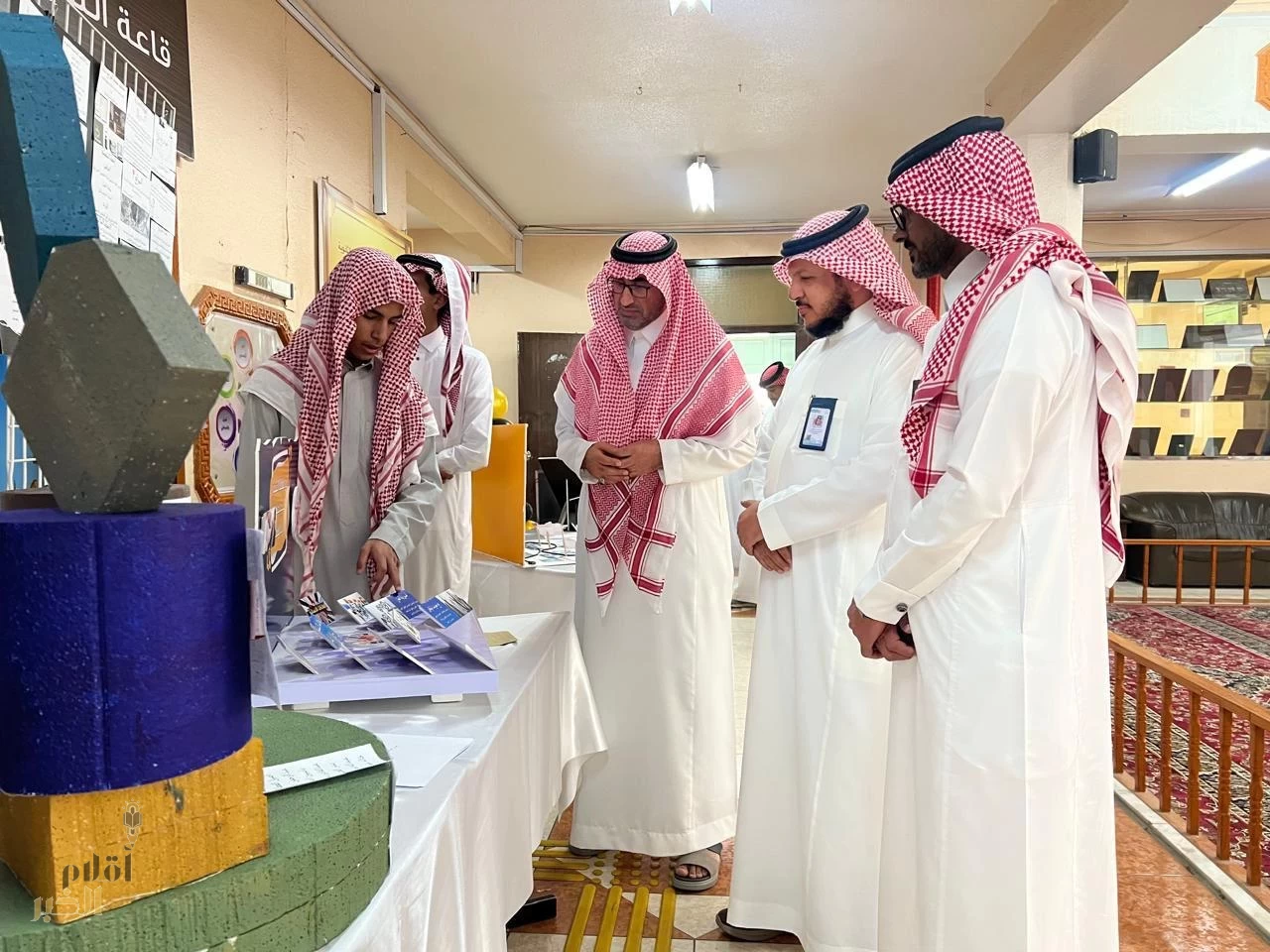 النفيعي يشهد معرض بحوث ومشاريع التخرج لطلاب ثانويّة الحديبيّة بالطائف