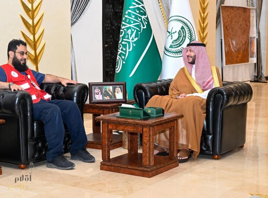 محافظ الطائف يتسلم شهادة الامتثال الإسعافي من هيئه الهلال الأحمر السعودي