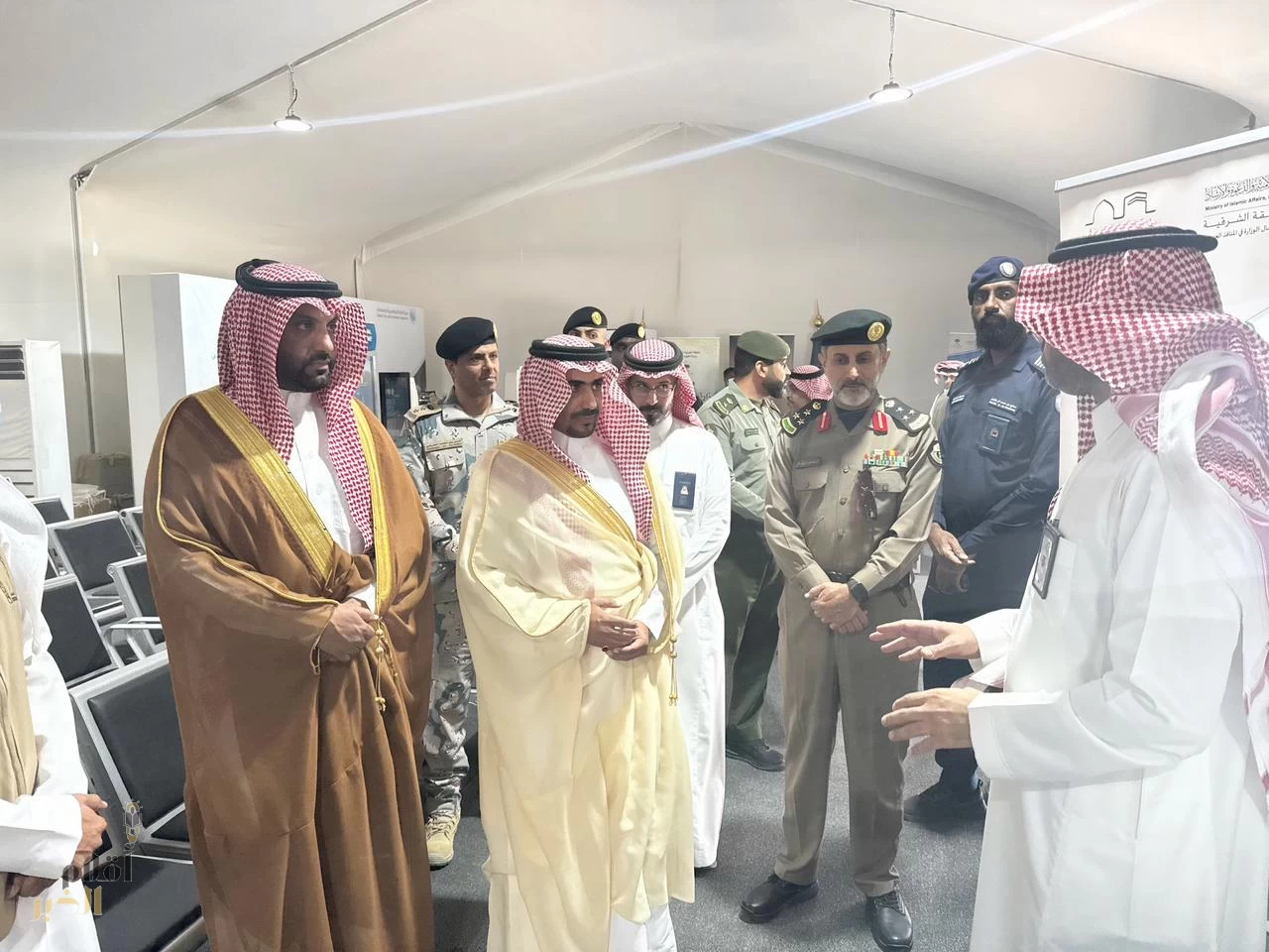 محافظ العديد يتابع ميدانيًا استعدادات استقبال الحجاج بمنفذ البطحاء