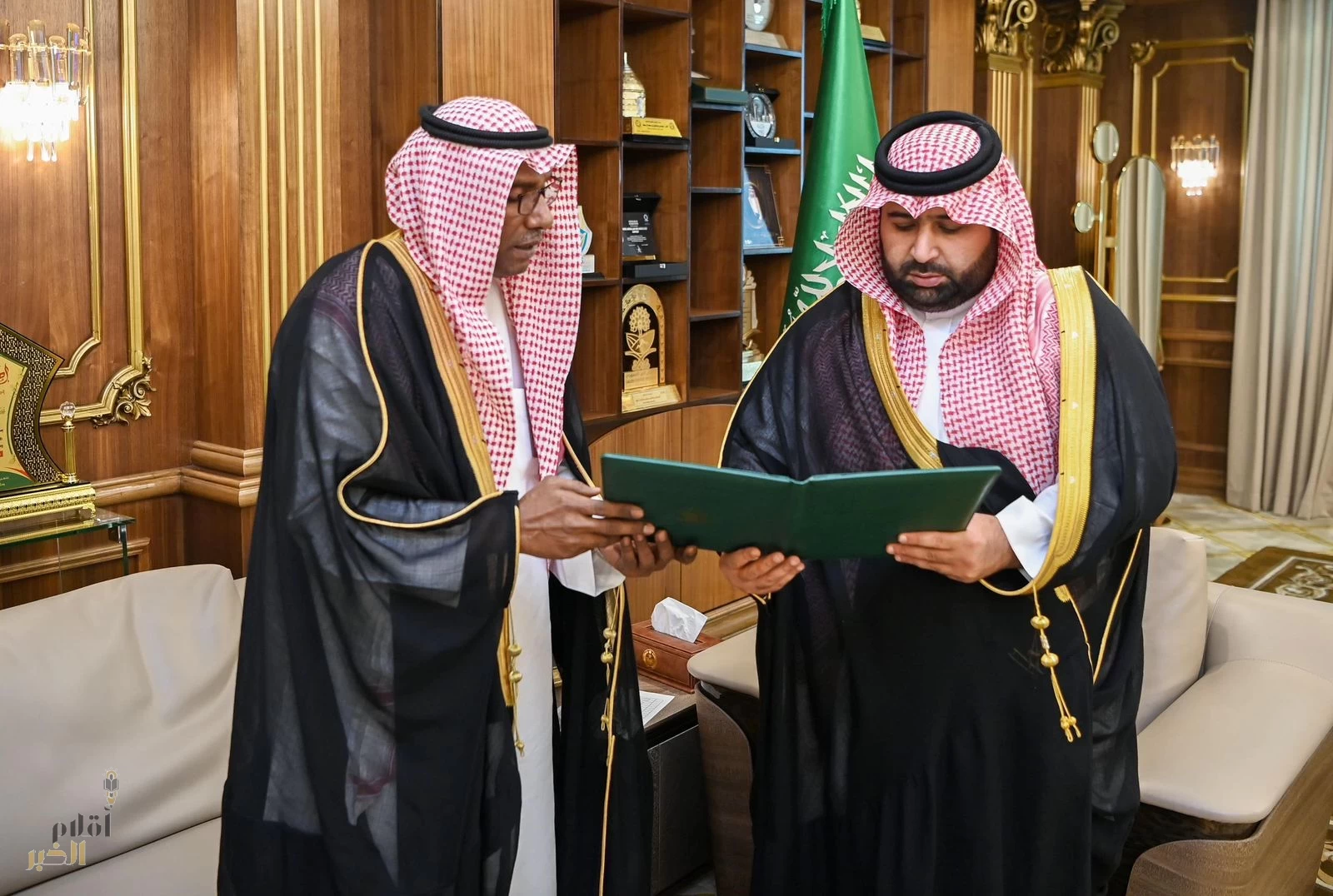 الأمير محمد بن عبدالعزيز يستقبل رئيس جامعة جازان