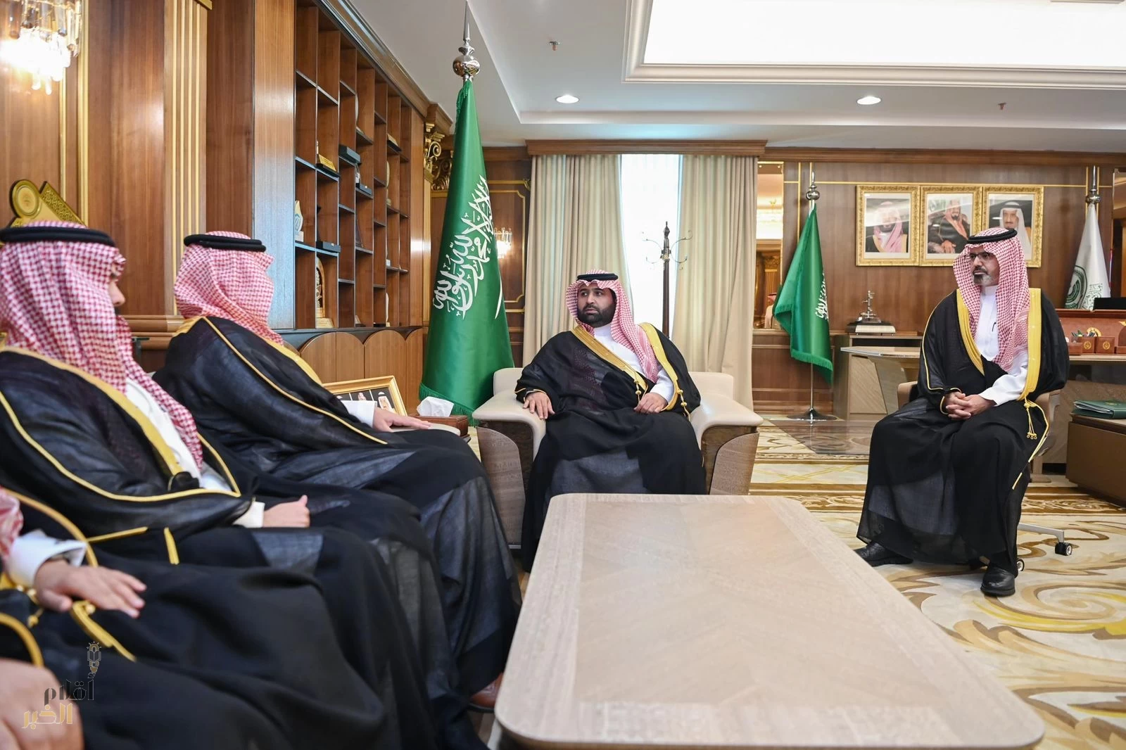 أمير منطقة جازان يستقبل الفريق الاستشاري بمعهد الإدارة العامة