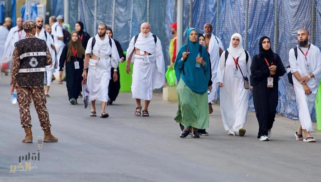 حُجاج بيت الله الحرام يتوافدون إلى مشعر منى لقضاء يوم التروية