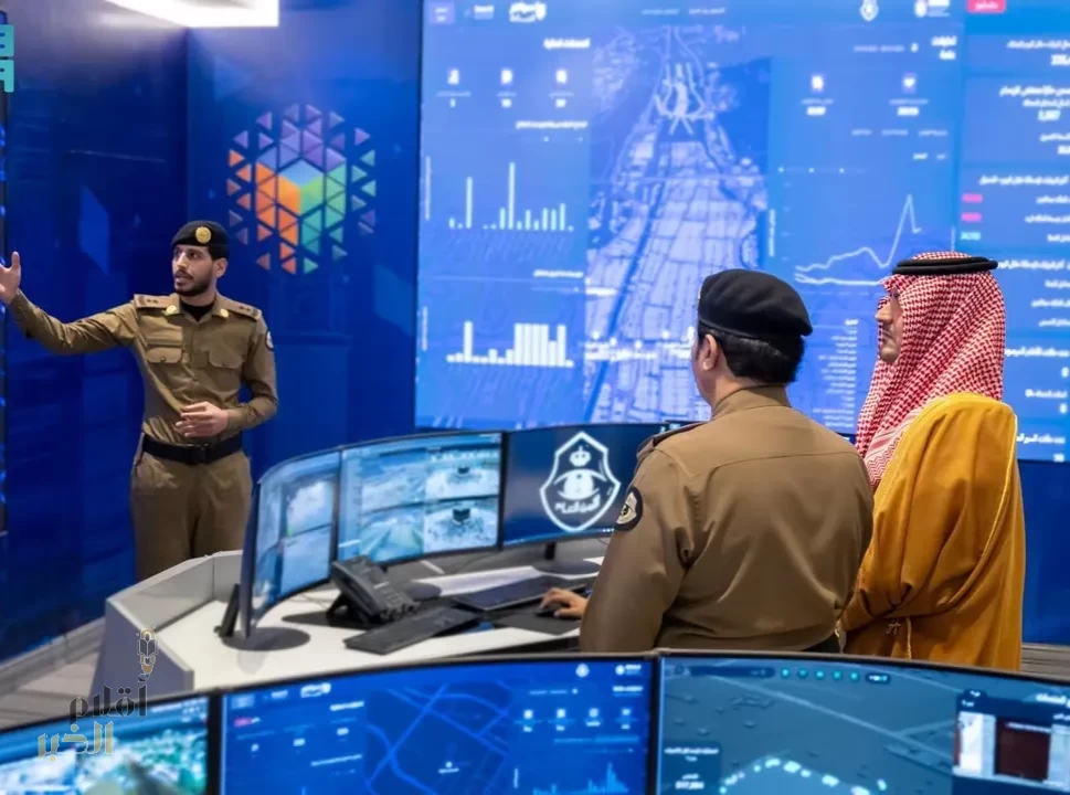 الأمير عبدالعزيز بن سعود يتابع سير العمل في مركز عمليات الحج بمقر الأمن العام في مشعر منى