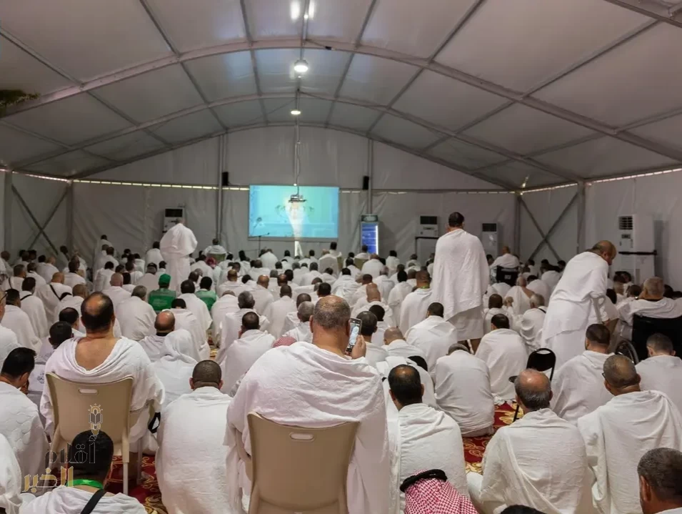 ضيوف برنامج خادم الحرمين الشريفين للحج يشهدون خطبة يوم عرفة في مقر سكنهم