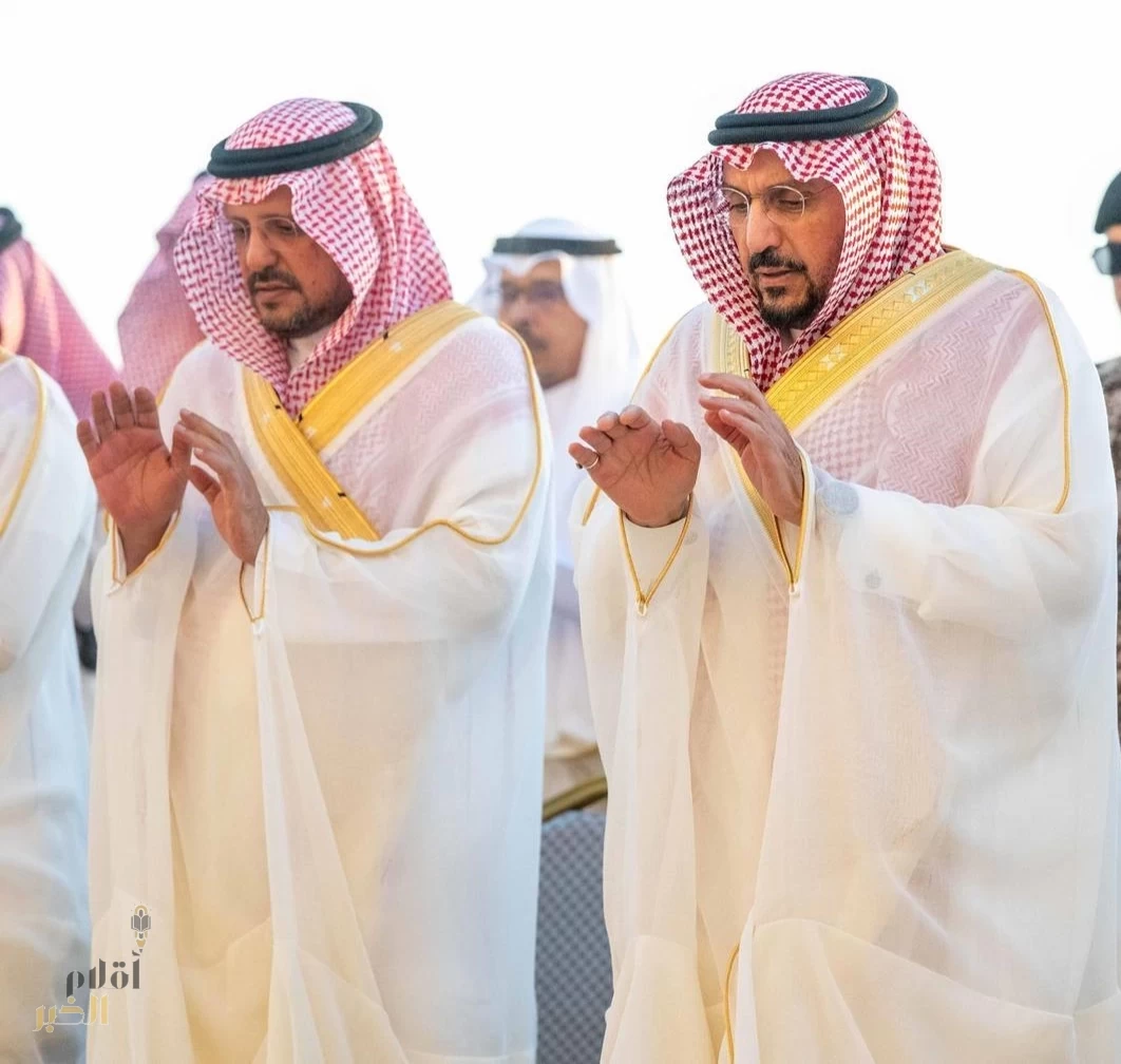 أمير منطقة القصيم ونائبه يؤديان صلاة عيد الأضحى