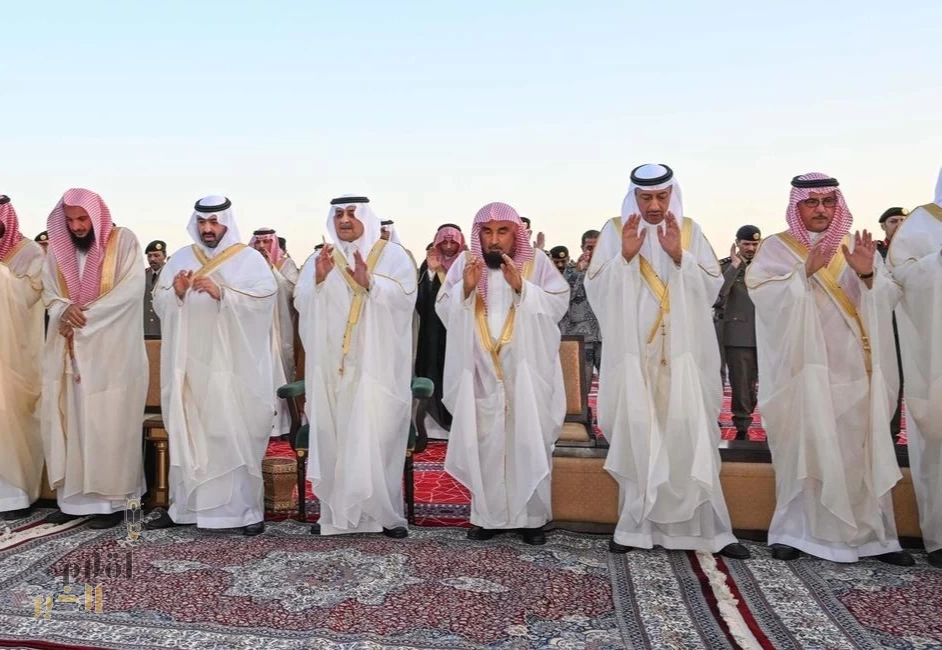 أمير منطقة تبوك ونائبه يؤديان صلاة عيد الأضحى