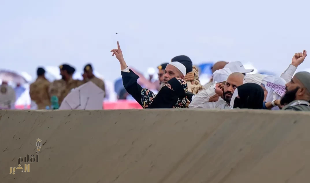 حُجّاج بيت الله الحرام يرمون الجمرات الثلاث في ثاني أيام التشريق