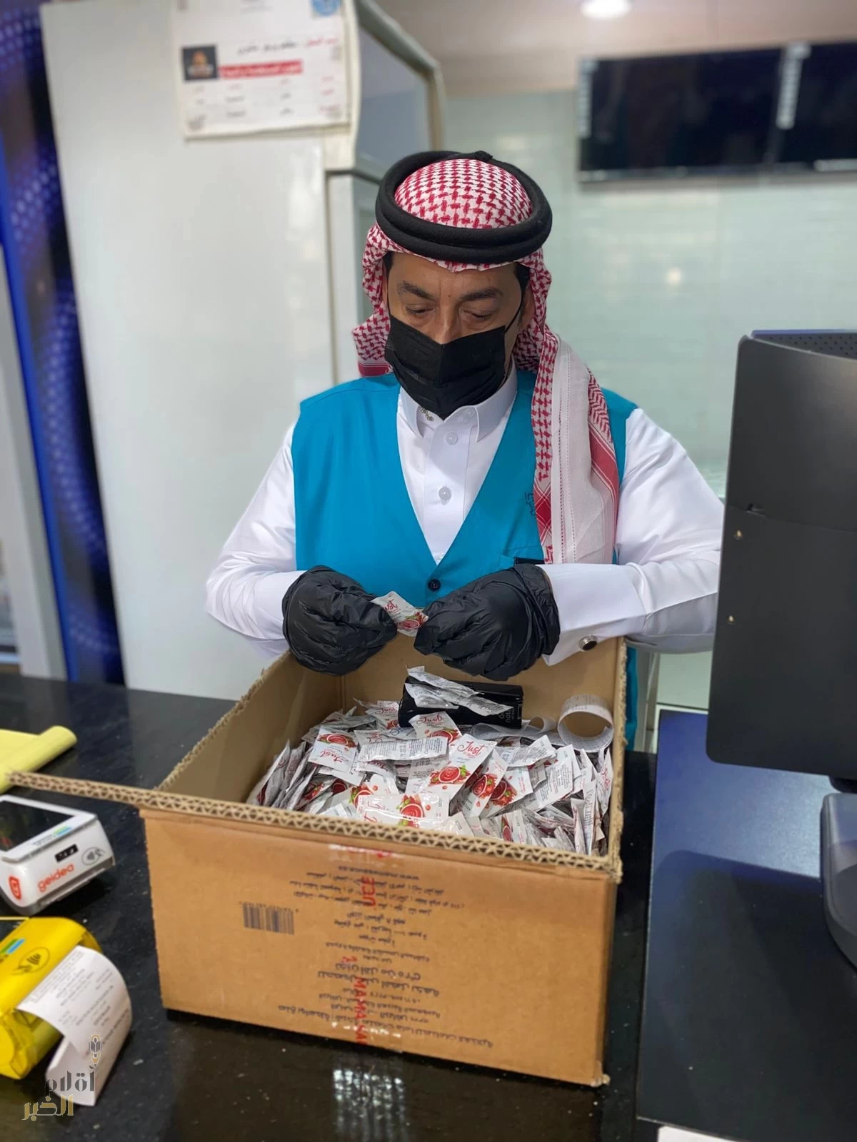 بلدية رأس تنورة تضبط سكن عمالة مخالف يخزن المواد الغذائية بطرق عشوائية تفتقر للاشتراطات الصحية