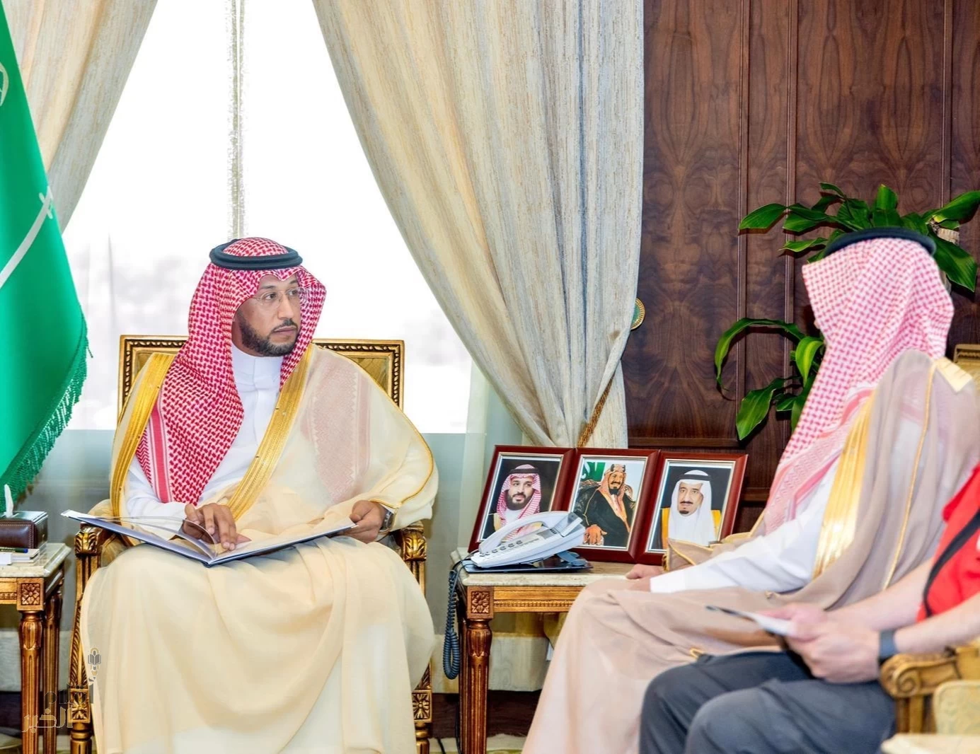 نائب أمير عسير يستقبل مدير فرع هيئة الهلال الأحمر بالمنطقة