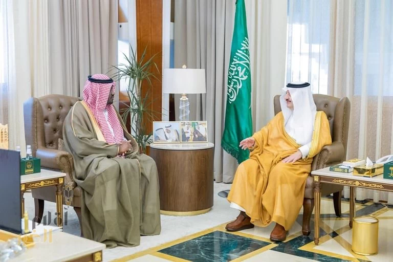 أمير الشرقية يستقبل مسؤولي جمعية حكام كرة القدم ويشيد بمبادراتهم
