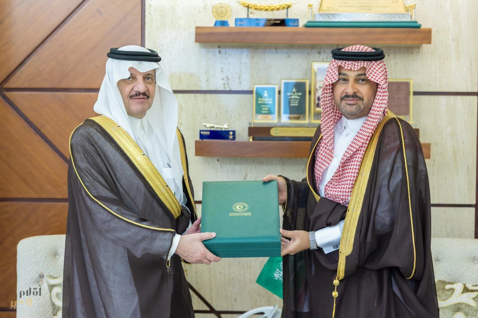 أمير الشرقية يطلع على تقرير الهلال الأحمر لعام 2024م