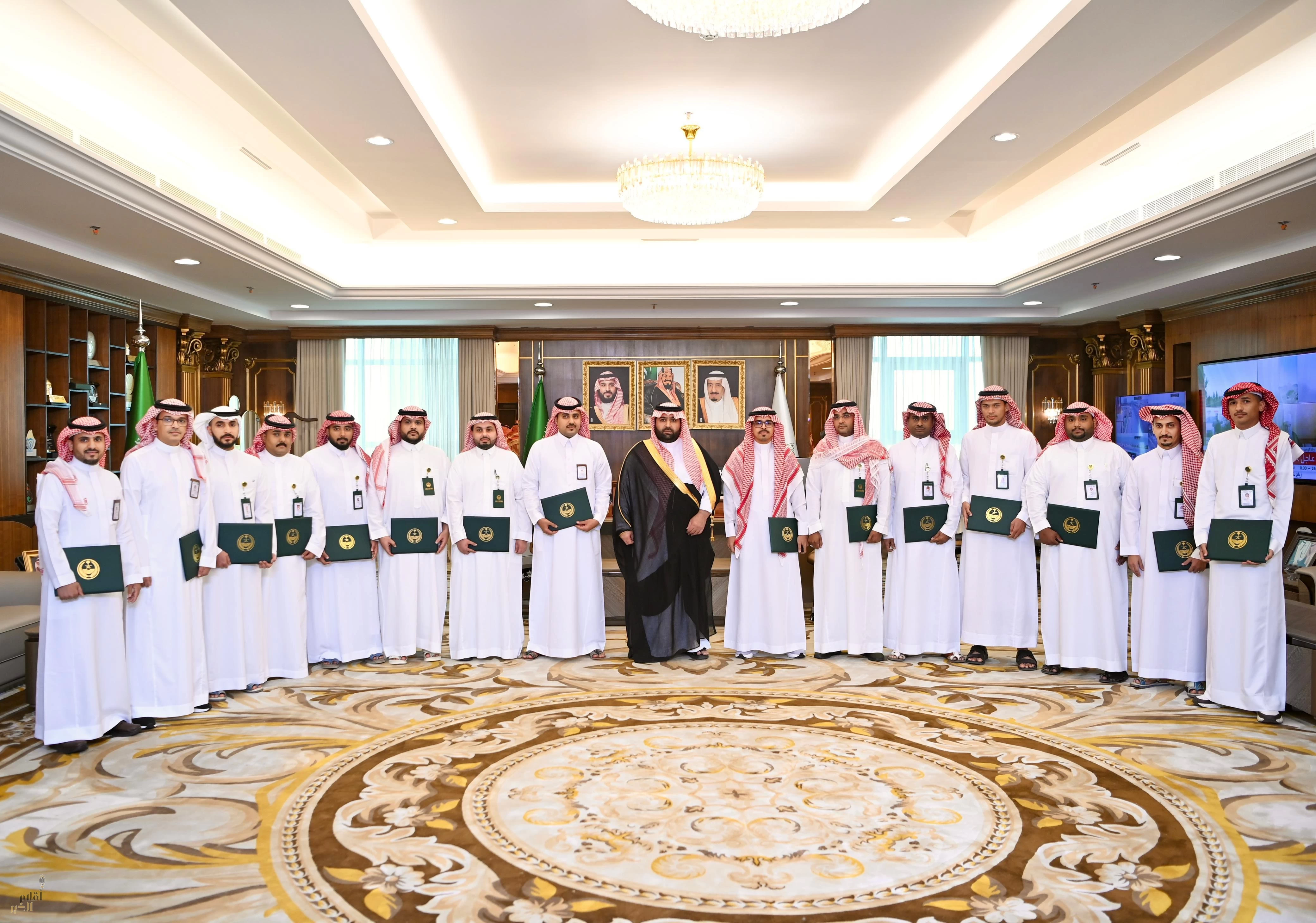 أمير جازان يُكرِّم فريق «التزام» لإنجاز 100% في جودة البيانات الوظيفية