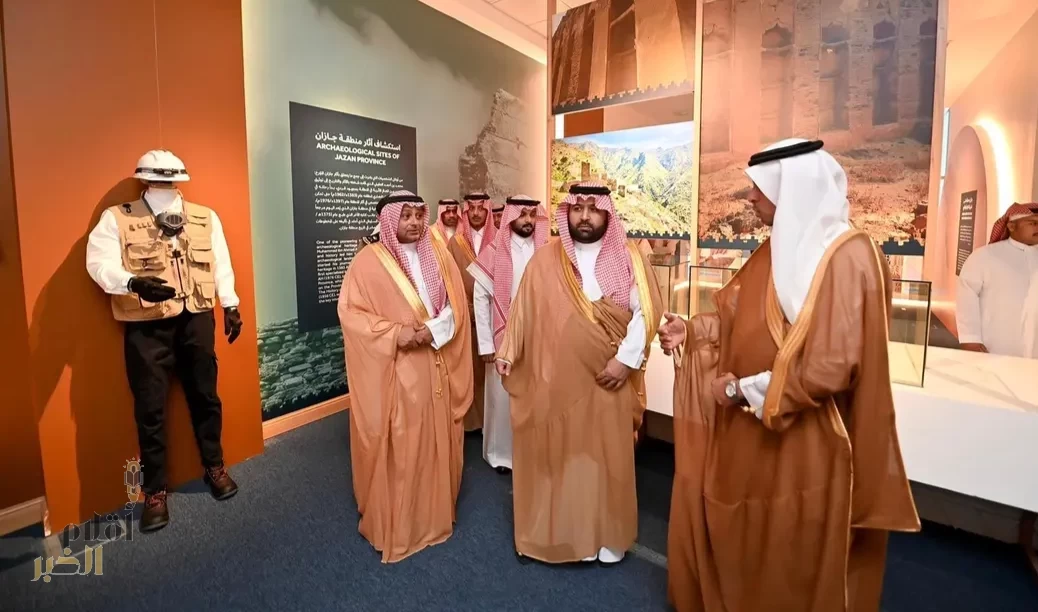 أمير جازان يزور مركز زوار هيئة التراث بالمنطقة