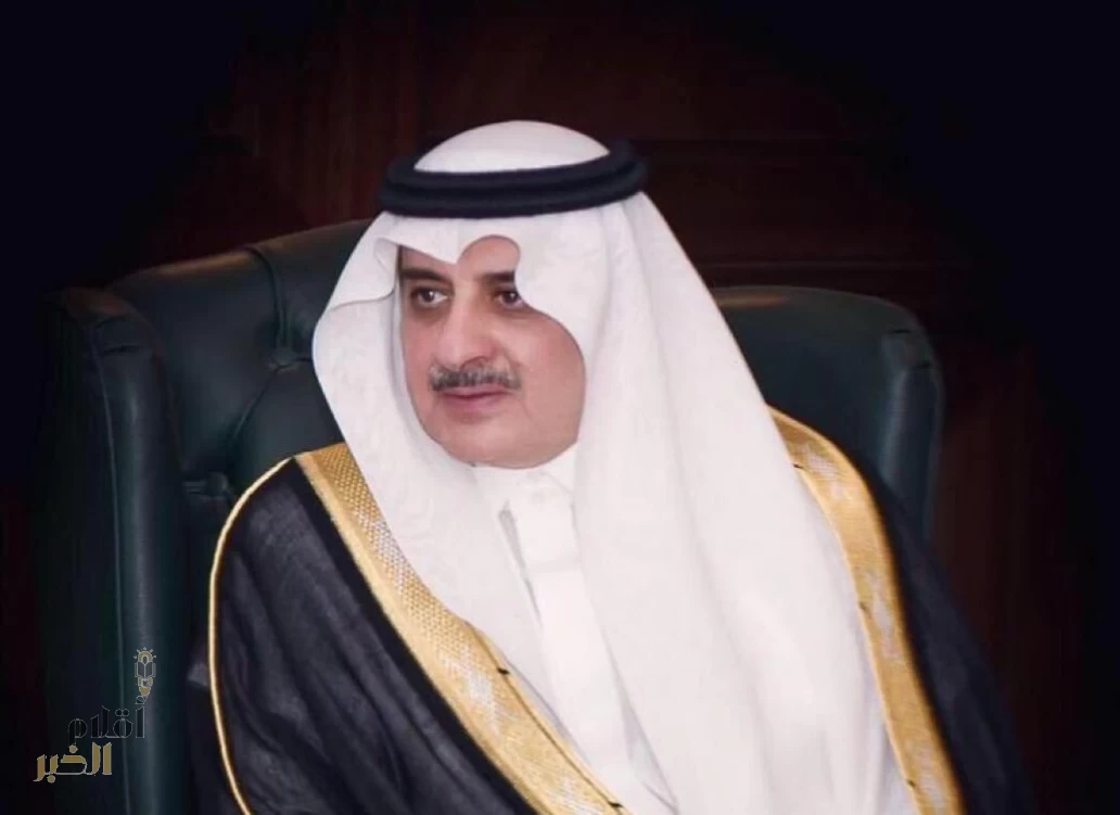 أمير تبوك يواسي الدكتور عبدالله الشريف في وفاة والدته