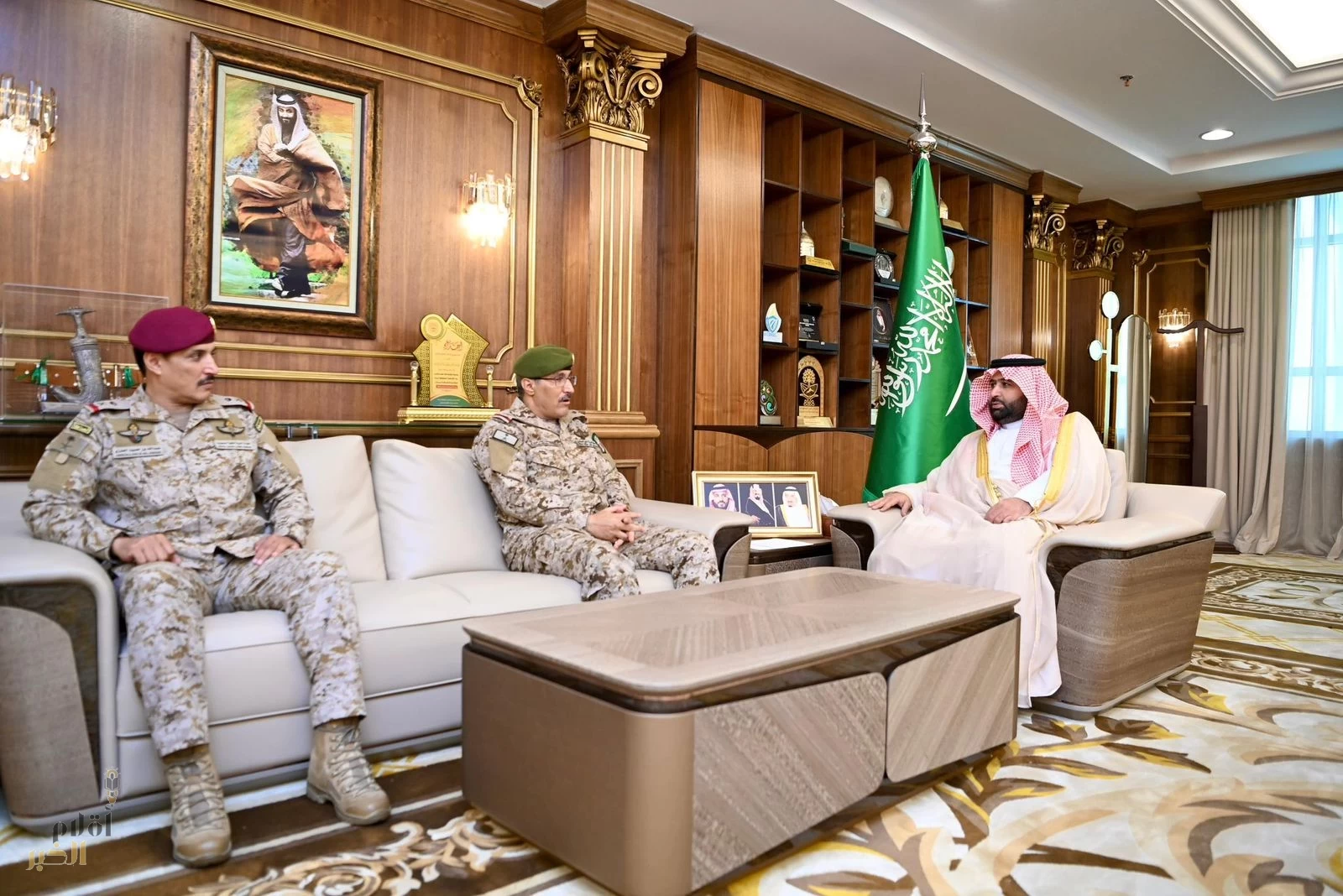 أمير جازان يستقبل قائدَي قوة جازان السابق والمعيّن حديثًا