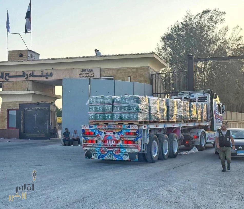 عبور 6 شاحنات إغاثية سعودية جديدة إلى قطاع غزة مقدمة من مركز الملك سلمان للإغاثة