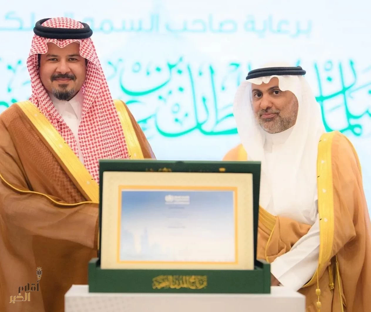 الأمير سلمان بن سلطان يتسلم شهادة اعتماد المدينة المنورة مدينة صحية للمرة الثانية