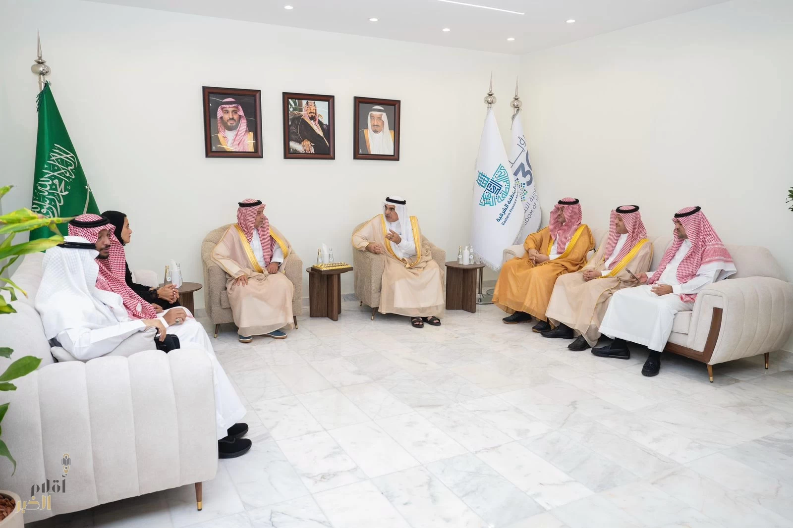 نائب وزير البلديات يزور مركز المدينة الذكية ويدشن تطبيق مدينتي