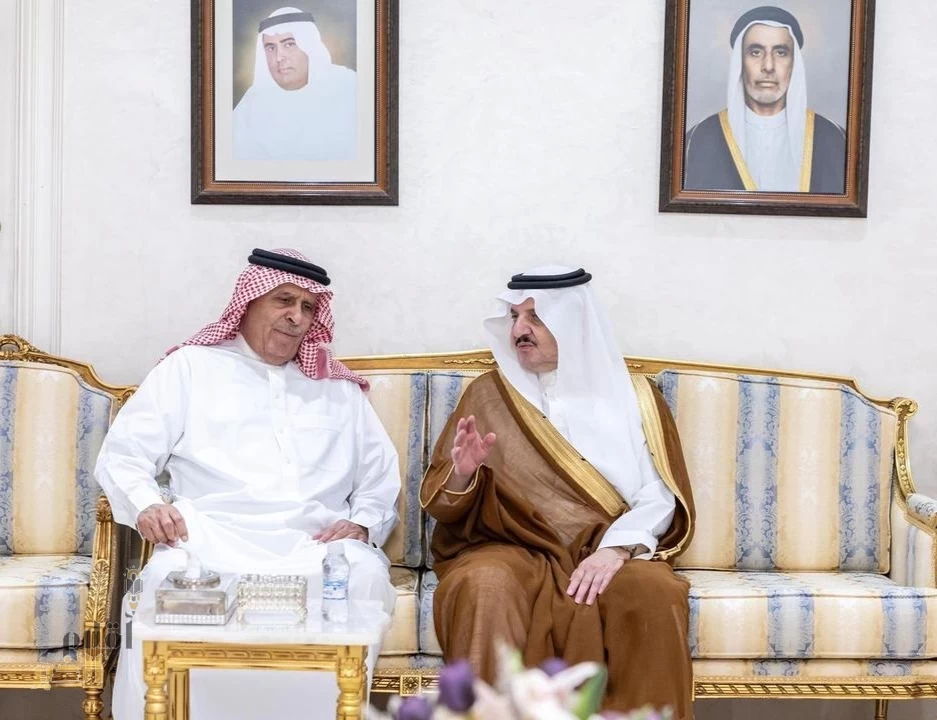 أمير المنطقة الشرقية يعزّي الشيخ عبدالرحمن الدوسري في وفاة شقيقه
