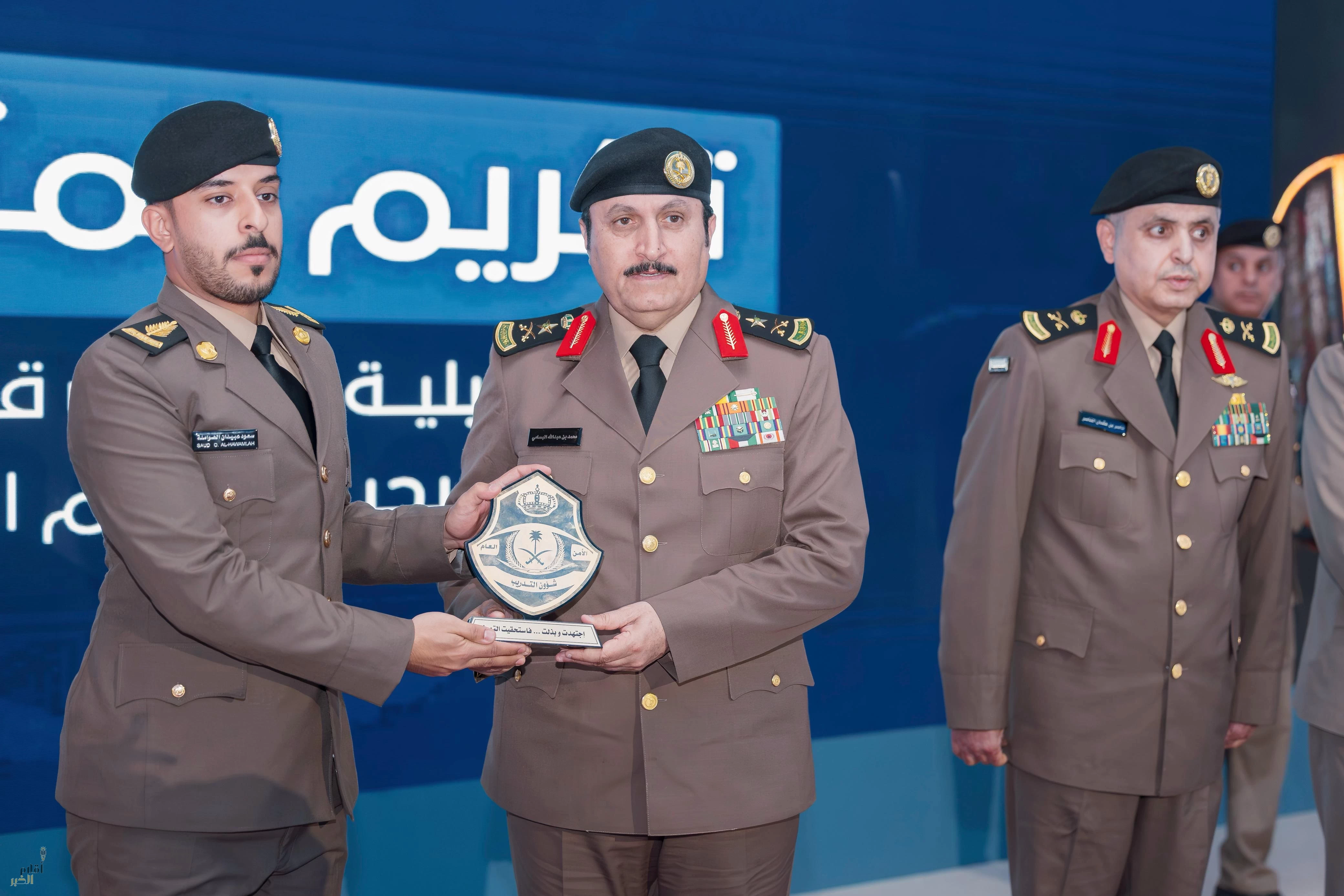 مدير الأمن العام يشهد حفل تخريج الدورة التأهيلية لأعمال قطاع الأمن العام للضباط الخريجين