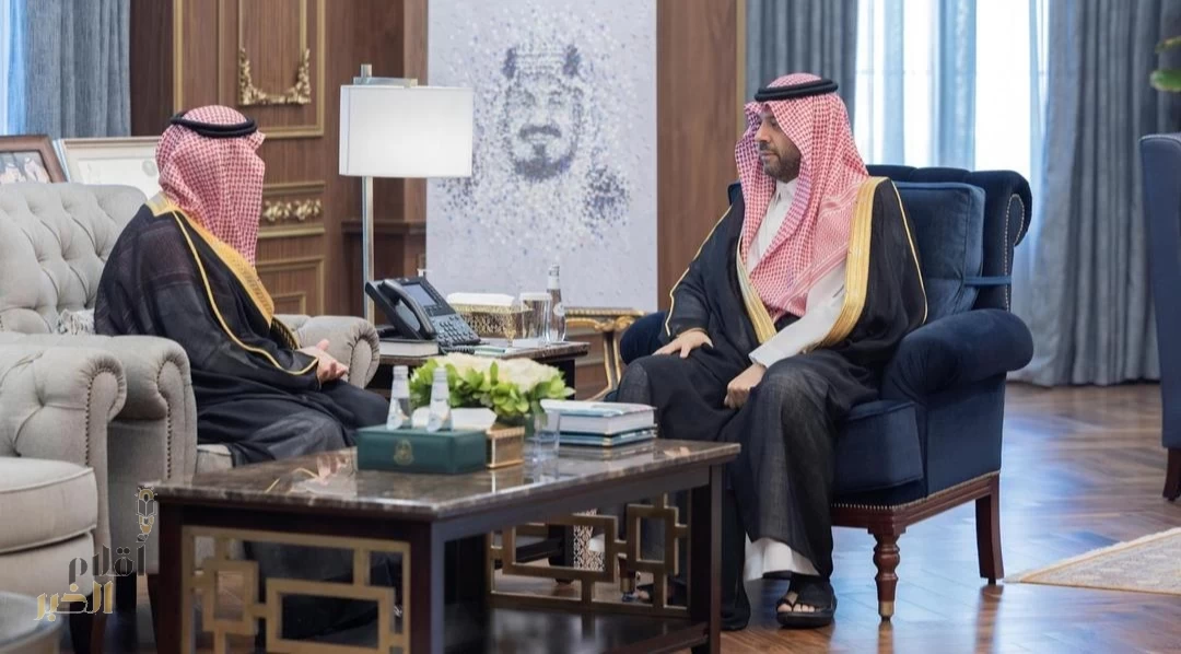 أمير الحدود الشمالية يتسلم تقرير المشروعات التنموية بالمنطقة