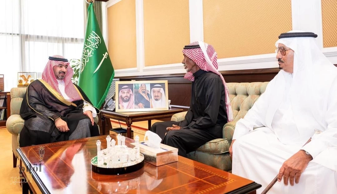 نائب أمير تبوك يستقبل المواطن حمود الحويطي المتنازل عن قاتل شقيقه لوجه الله تعالى