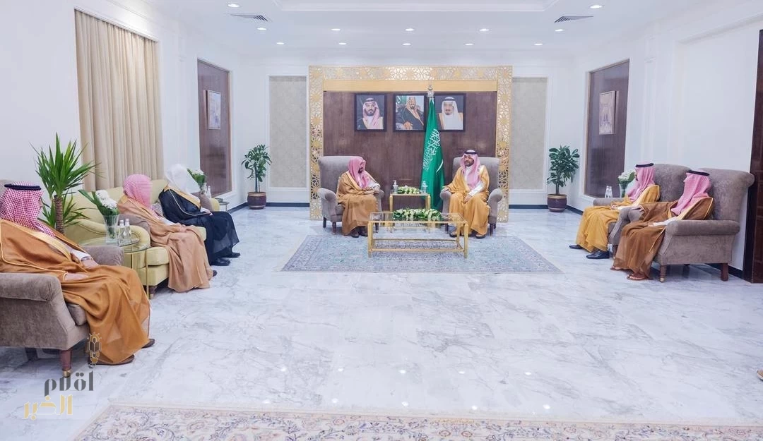 أمير الحدود الشمالية يستقبل وزير العدل