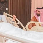 أمير منطقة جازان يطمئن على صحة الأديب إبراهيم مفتاح