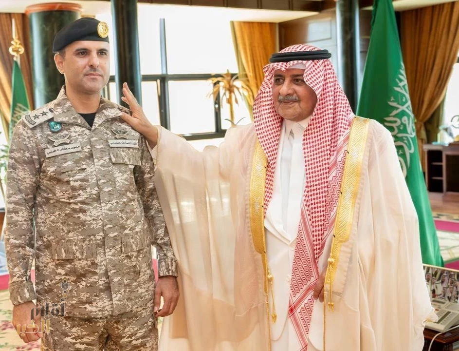 أمير تبوك يقلد العقيد الحربي رتبته الجديدة