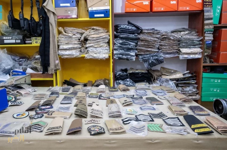 اللجنة الأمنية بإمارة الرياض تغلق ثلاثة محال مخالفة لنظام بيع وخياطة الملابس العسكرية وتصادر عددًا من الرتب والشعارات العسكرية