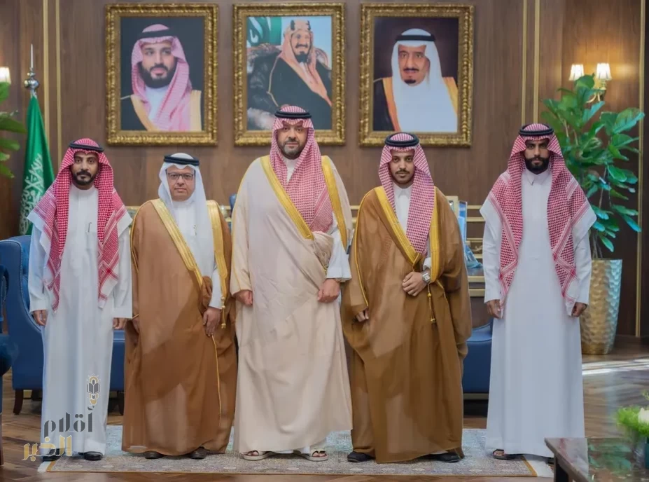 الأمير فيصل بن خالد بن سلطان يستقبل رئيس نادي عرعر الرياضي وأعضاء مجلس الإدارة