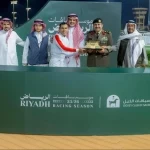 الفريق محمد البسامي يتوج الجواد الفائز بكأس الأمن العام ضمّن فعاليات موسم سباق الخيل