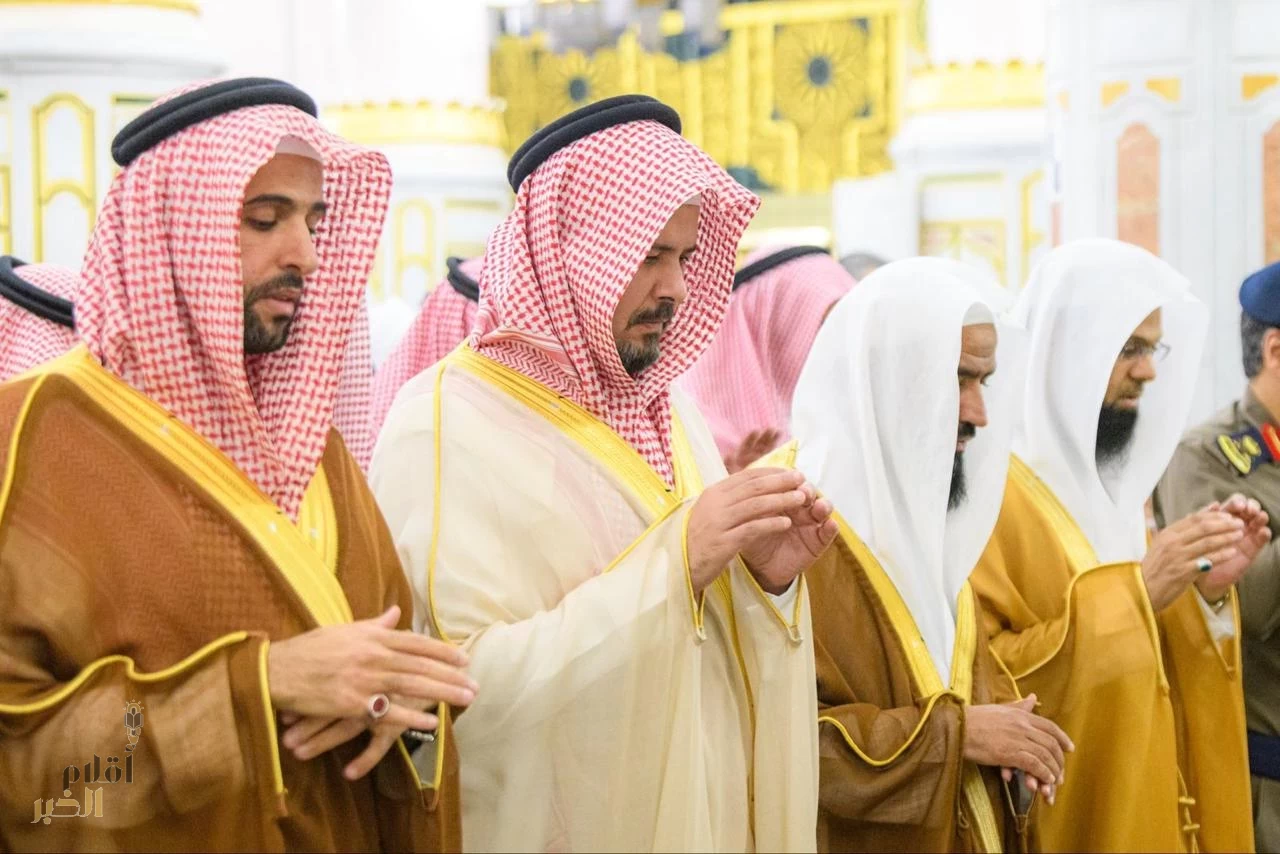 أمير منطقة المدينة المنورة.يؤدي صلاة الاستسقاء بالمسجد النبوي والحذيفي يؤم المصلين 