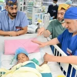 نجاح عملية فصل التوأم الملتصق الجامايكي "أزاريا وأزورا إيلسون" بعد عملية جراحية معقدة استغرقت (5) ساعات