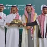 وكيل وزارة الداخلية لشؤون المناطق يتوج الفائز بكأس الوزارة لسباق الخيل 