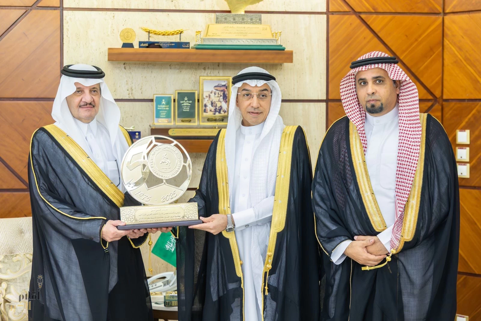 سمو أمير المنطقة الشرقية يستقبل رئيس الاتحاد العربي لكرة اليد