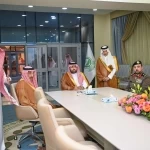 الأمير محمد بن عبدالعزيز يطّلع على روزنامة "مهرجان جازان 2026"