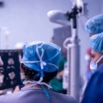 عمليات روبوتية دقيقة تُعزّز نجاح استبدال مفصل الركبة في الدمام الطبي