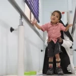 محمد يتحدى الصعاب.. والأمل يزهر في خطواته الأولى