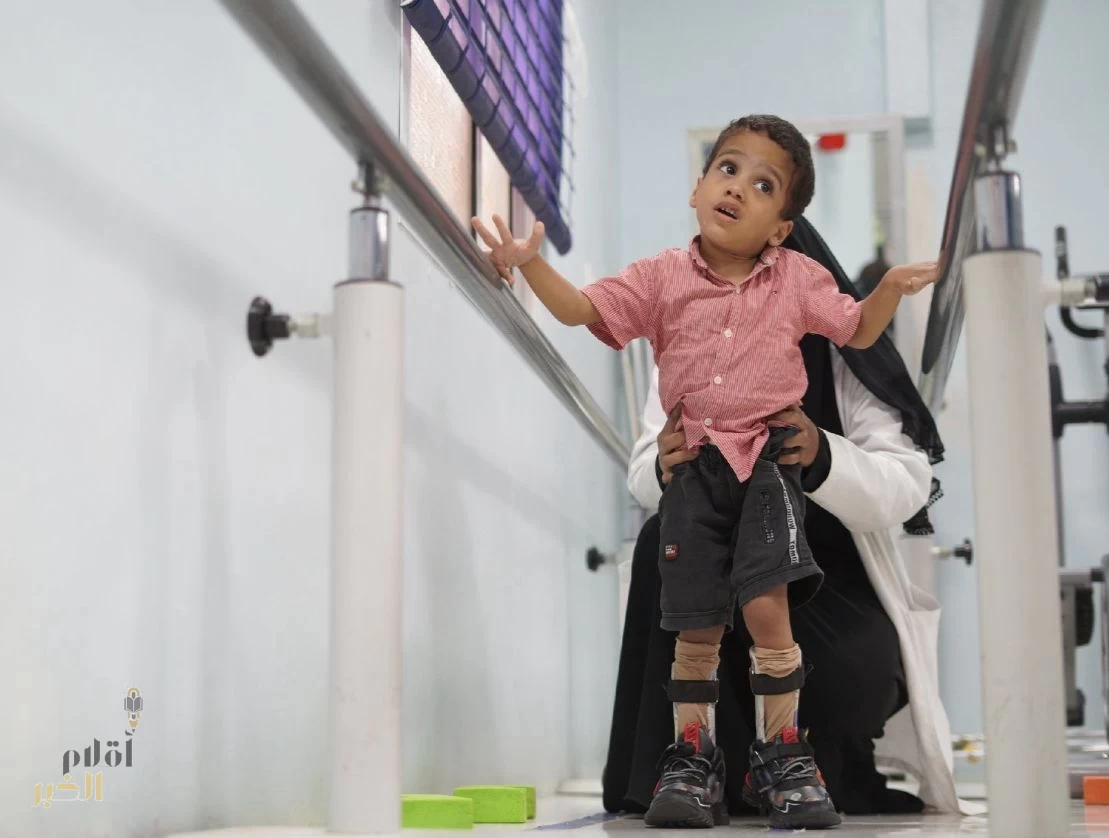محمد يتحدى الصعاب.. والأمل يزهر في خطواته الأولى