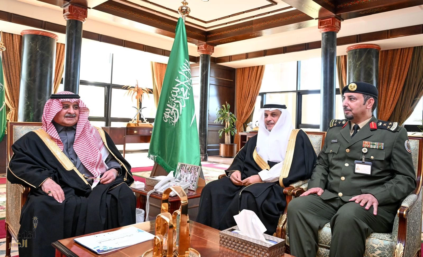 أمير تبوك يطلع على تقرير عن منجزات وأعمال لجنة تراحم 