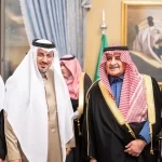 أمير منطقة تبوك يُكرِّم المواطن العنزي تقديرًا لموقفه الإنساني في تبرعه بكليته لابنة صديقه