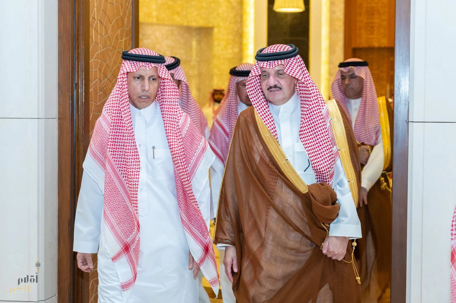 سمو أمير المنطقة الشرقية يعزي سعد العتيبي في وفاة والده 