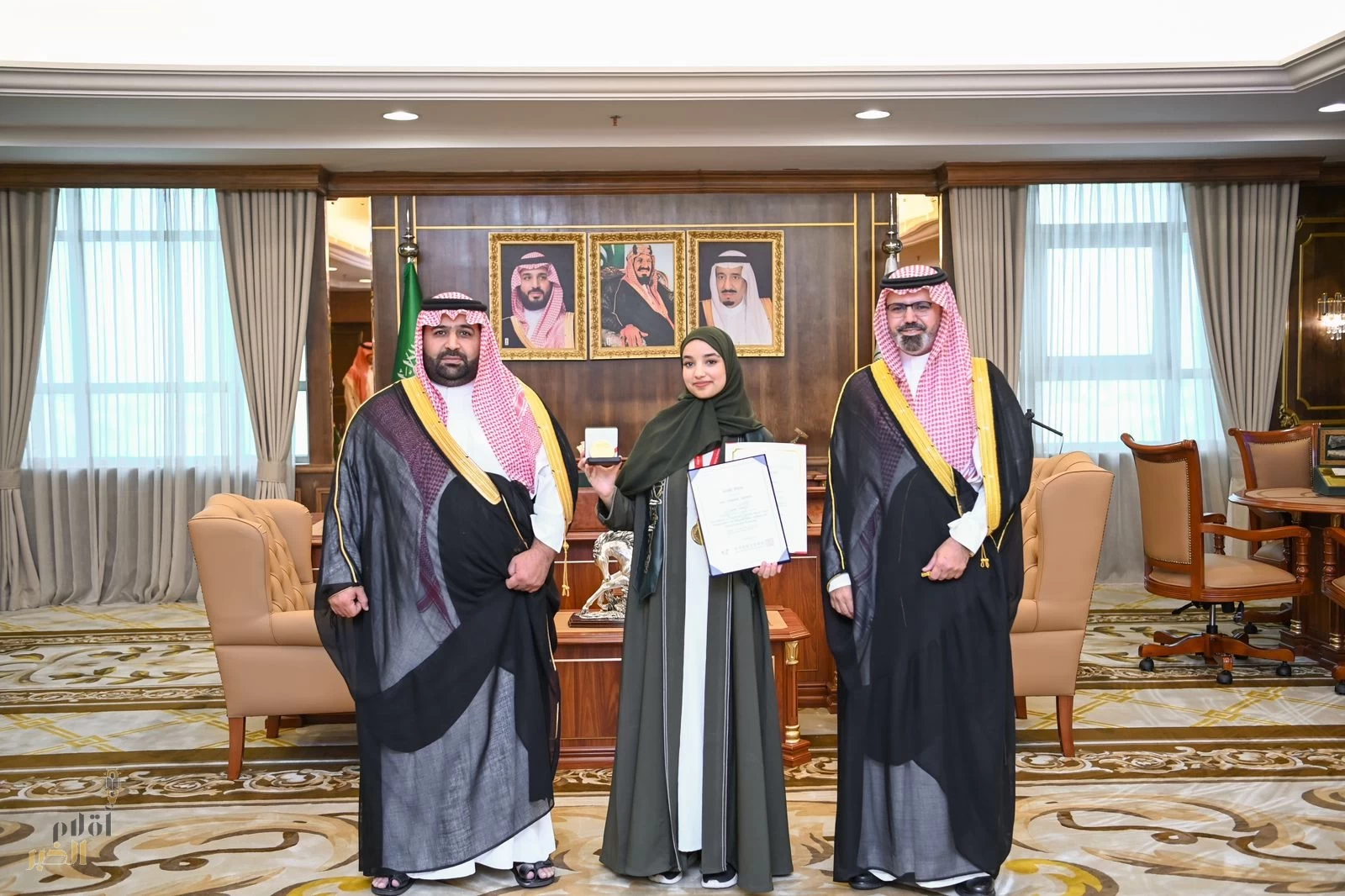أمير جازان يكرّم الطالبة لانا أبوطالب لتحقيقها الميدالية الذهبية في معرض سيئول للاختراعات 2025