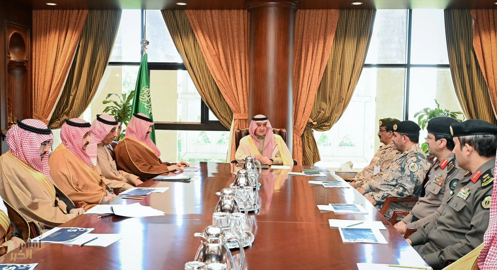 أمير تبوك يرأس اجتماع لجنة الدفاع المدني الرئيسة بالمنطقة