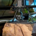 الأمن البيئي يستعرض لزوّار معرض واحة الأمن طائرة دون طيار مزودة بتقنيات الذكاء الاصطناعي