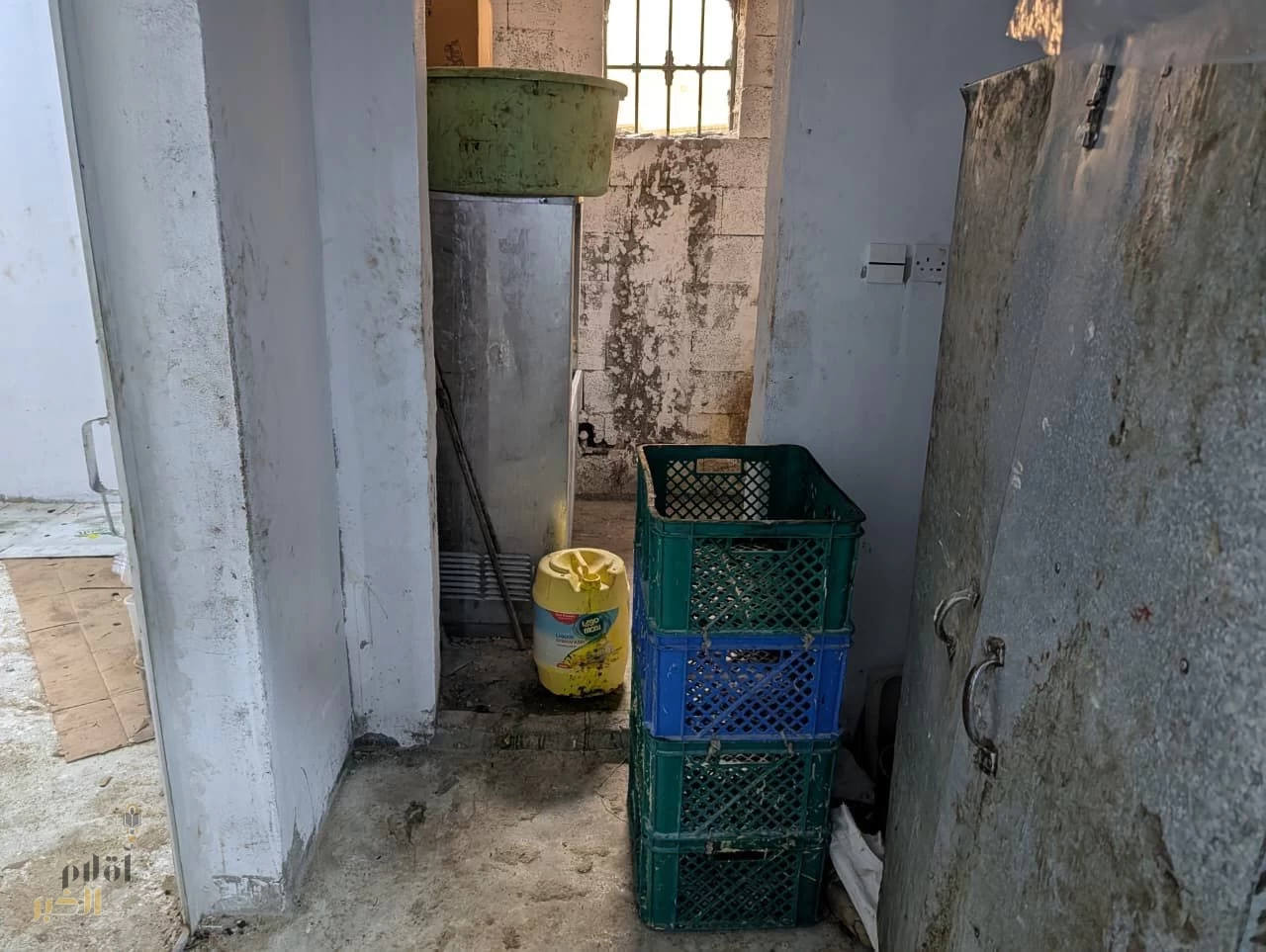 أمانة جدة تُغلق موقعًا مخالفًا وتتلف نحو 10 أطنان من المخبوزات الفاسدة 