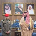 أمير منطقة الحدود الشمالية يلتقي ضابطًا مُنِح وسام الملك عبدالعزيز