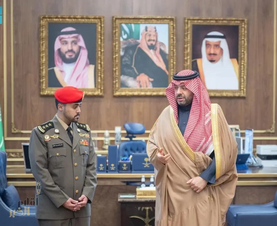 أمير منطقة الحدود الشمالية يلتقي ضابطًا مُنِح وسام الملك عبدالعزيز