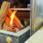 القصيم: موجة البرد تدفع السكان لاستخدام الحطب المستورد للتدفئة